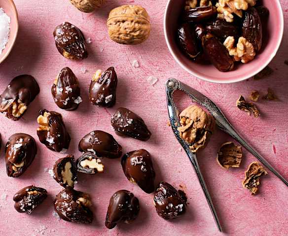 Dátiles con frutos secos y chocolate Dátiles con frutos secos y chocolate