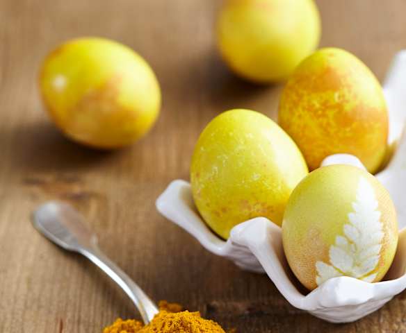 Eier gelb färben