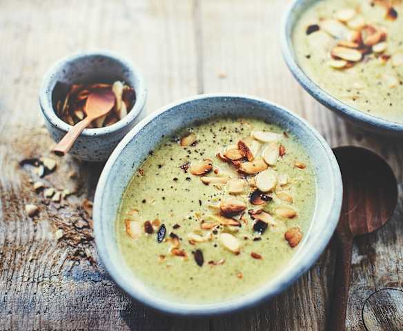 Soupe de brocolis aux amandes grillées