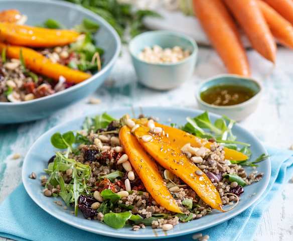 Sałatka z komosą ryżową, młodą marchewką i soczewicą