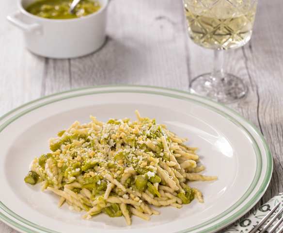 Trofie integrali con crema di asparagi, menta e arachidi