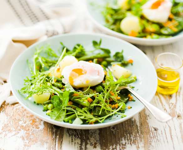 Salade croquante de légumes nouveaux et œuf poché
