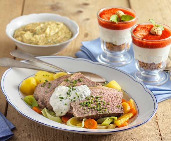 Menü: Tafelspitz mit Semmelkren und Schnittlauchsauce; Mascarpone-Erdbeerdessert