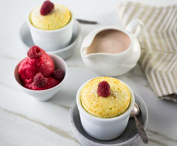 Topfensoufflé mit Himbeersabayon und -Sorbet Topfensoufflé mit Himbeersabayon und -Sorbet