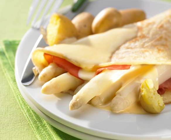 Spargel im Pfannkuchenmantel mit Sauce Hollandaise