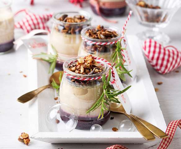 Tarritos de mousse de foie con coulis de frutos rojos y granola