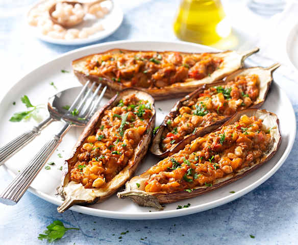 Berenjenas rellenas con alubias y tomate