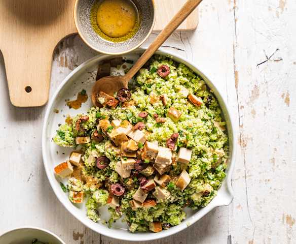 Taboulé de brocoli et chou-fleur, tofu fumé et olives