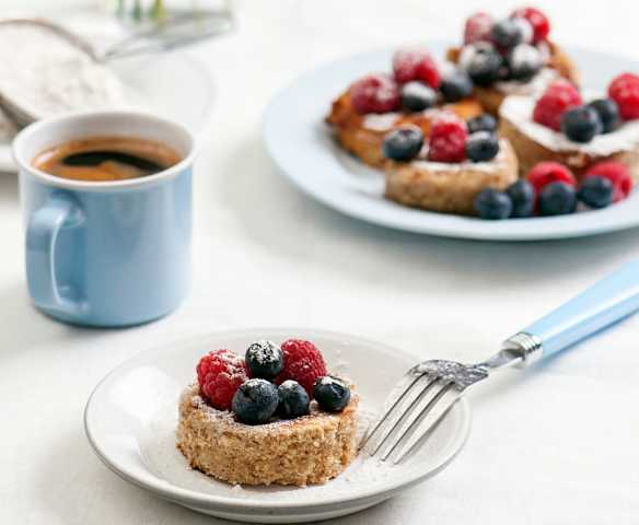 Puszyste japońskie naleśniki z cukrem pudrem i owocami