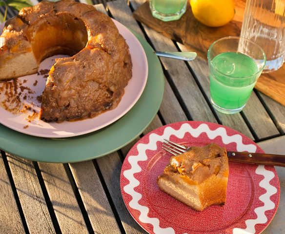 Bizcocho con melocotón y dulce de leche