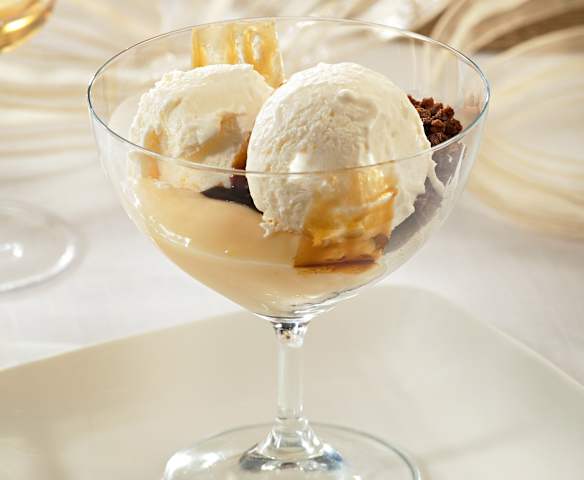 Helado de lemon curd con crujiente de piñones y caramelo de regaliz
