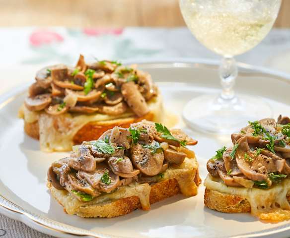 Crostini con champiñones y queso fontina