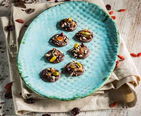 Schokoladescheiben mit Trockenfrüchten