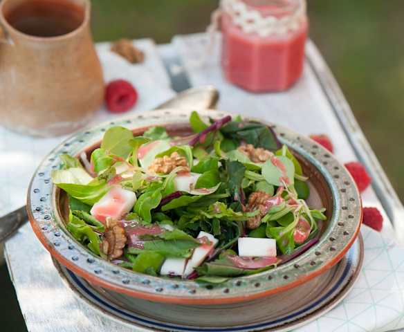 Sałatka z botwiny z malinowym winegretem