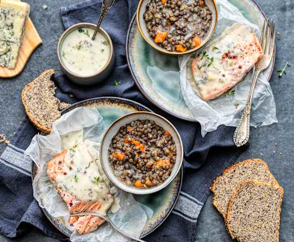 Lentilles du Puy au saumon, sauce au bleu