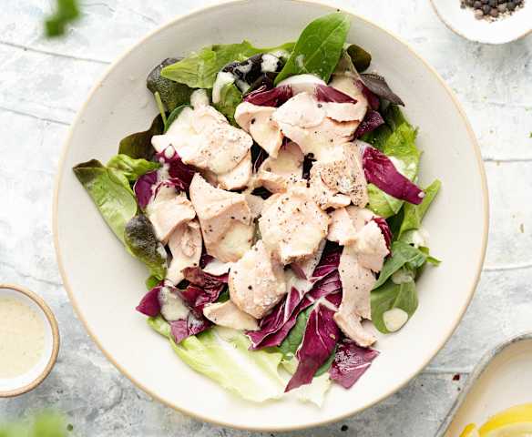 Caesar salad con salmone e radicchio