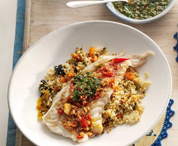 Pescado blanco marinado con salsa chermoula y ensalada de cuscús Pescado blanco marinado con salsa chermoula y ensalada de cuscús