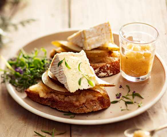 Tartine de compote et tranches de poires caramélisées avec camembert