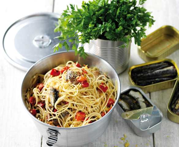 Massa com sardinha, limão e chili