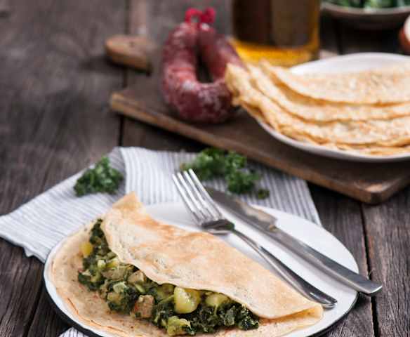 Wielkopolskie naleśniki piwne z nadzieniem jarmużowo-ziemniaczanym