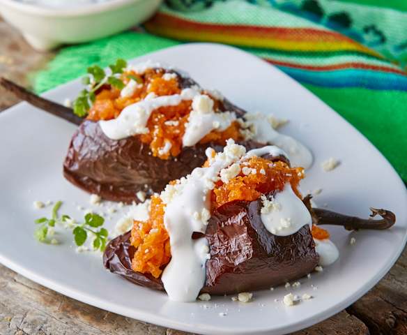 Chiles anchos rellenos de chicharrón