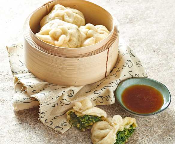 Petits pains vapeur farcis au poulet et aux épinards