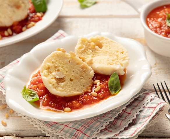 Topfenknöderl auf Paradeisragout