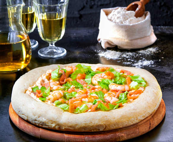 Pizza Gourmet insalata, salsa cocktail gamberetti e salmone