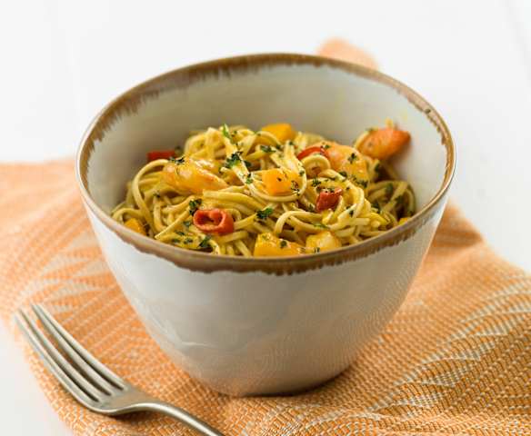 Noodles com caril de camarão e manga