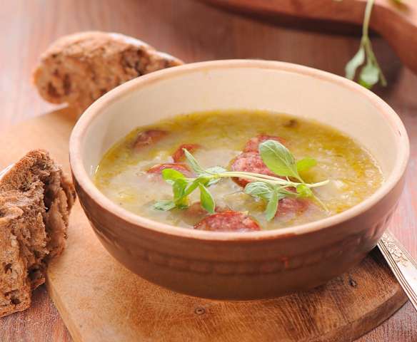 Kapustová polévka s pálivou klobásou