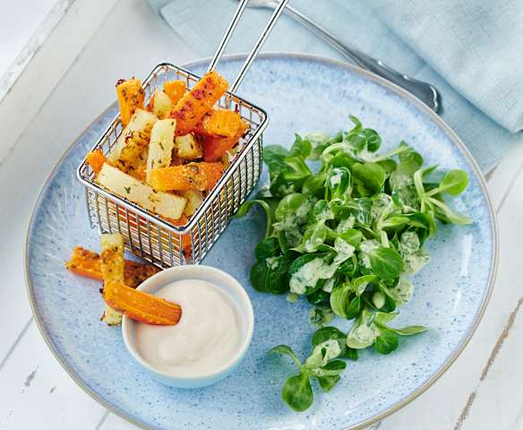 Gemüsepommes mit Dip und Salat Gemüsepommes mit Dip und Salat