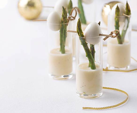 Huevos de codorniz y espárragos con salsa de mostaza