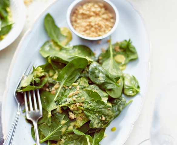 Spinatsalat in Curryrahm