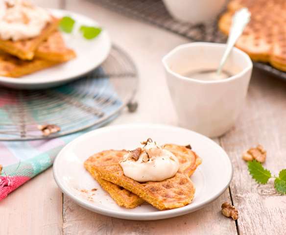 Gofry marchewkowe pełnoziarniste z serkiem cynamonowym