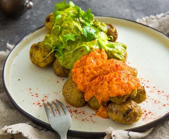 加纳利风味小土豆配绿酱和辣酱