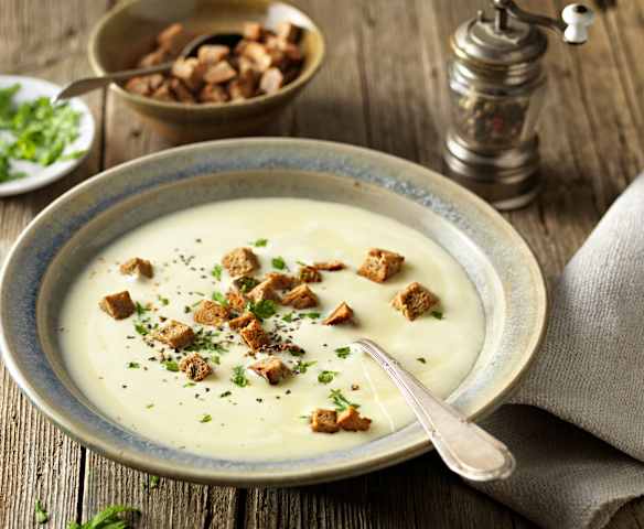 Česneková krémová polévka se šlehačkou a opečenými krutony