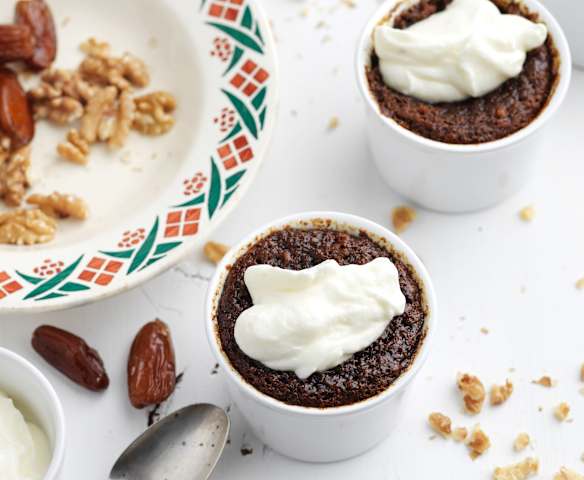 Bolo de tâmaras com natas