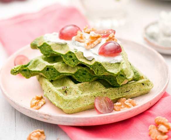 Gofry szpinakowe z kremem z gorgonzoli, winogronami i orzechami