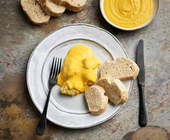 Frango com molho de cenoura e pão a vapor