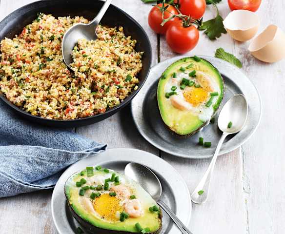 Œufs en cocotte d'avocat, crevettes et taboulé Œufs en cocotte d'avocat, crevettes et taboulé