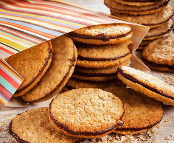 Biscotti sandwich all'avena e cioccolato