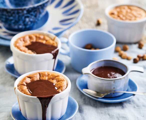 Soufflé de avelã com molho de chocolate