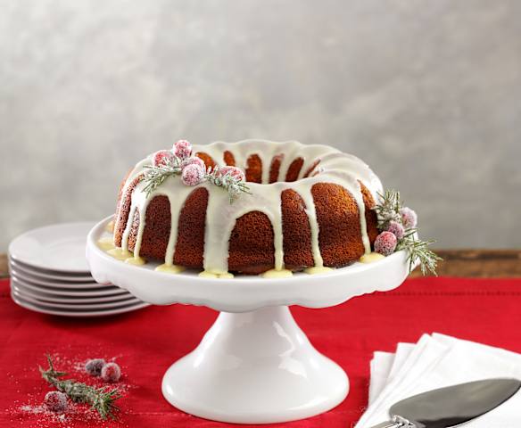 Gewürz-Gugelhupf mit Walnüssen und Cranberrys