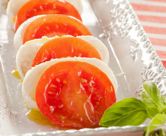 Ensalada caprese con aceite de albahaca