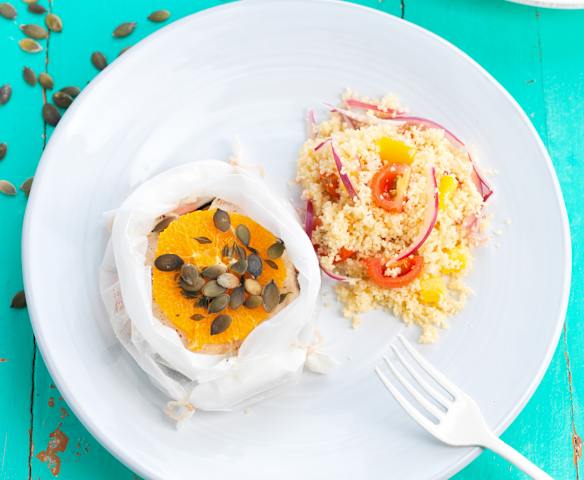 Papelote de pescada com laranja com cuscuz de tomate, pimentos e cebola roxa