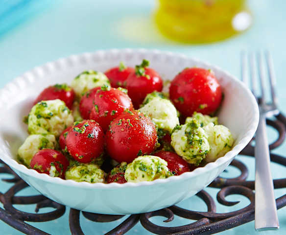 Ensalada de tomates y pesto de quelites