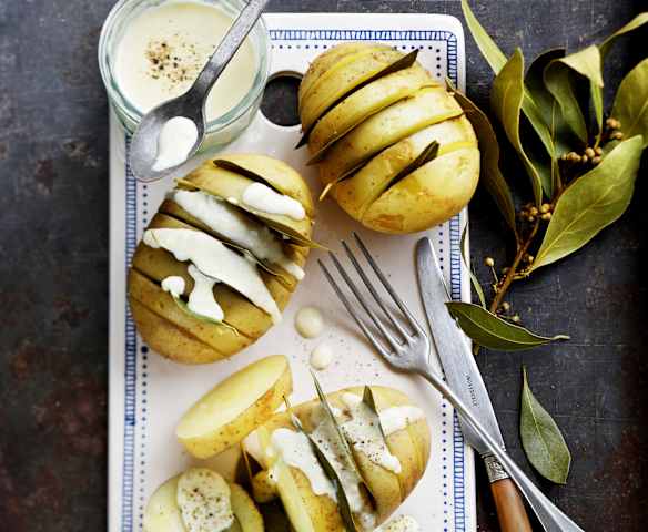 Pommes de terre en éventail à la crème de gouda