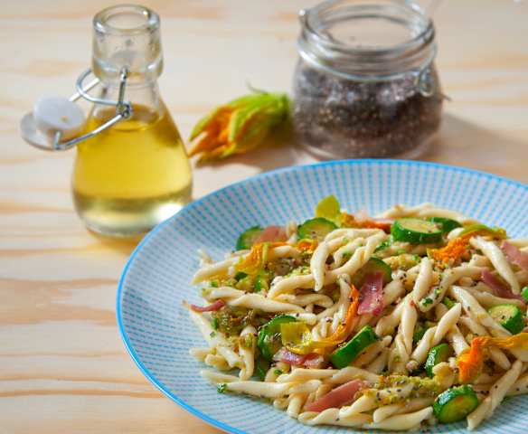 Trofie con fiori di zucca, zucchine e crudo