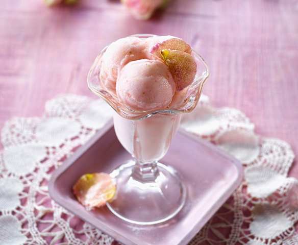 Rosensorbet mit Zitronensaft - Gülsuyu Karsambaç