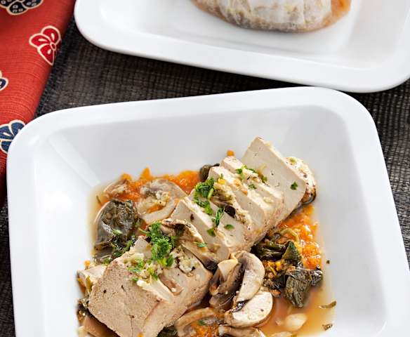 Papillotes de tofu en cama de verduras